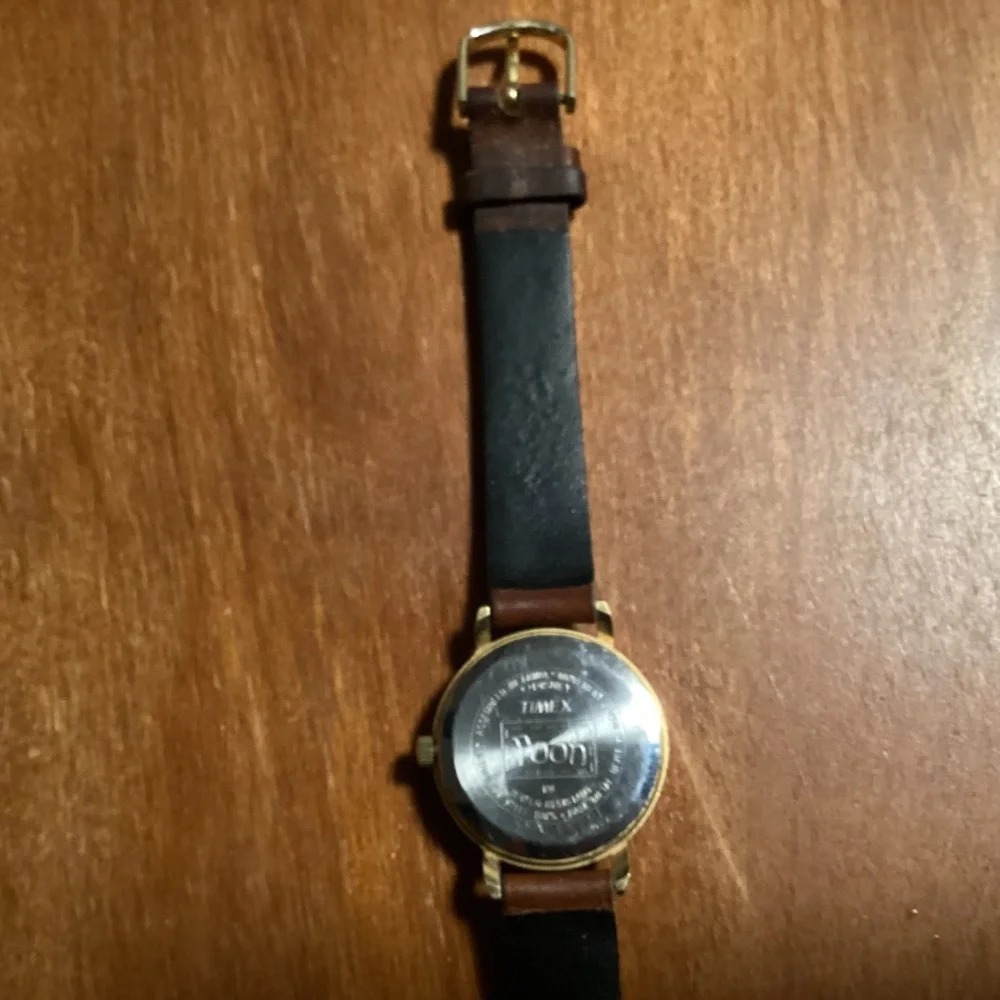 Vintage Timex Disney Winnie the Pooh Watch Brown Leather Band Bee Second Hand